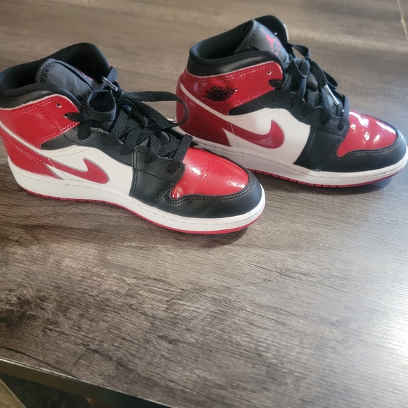 Nike Kids Sneakers Black and Red - Picture 3 of 6